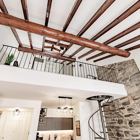 Ortensia - House Of Travelers コモ